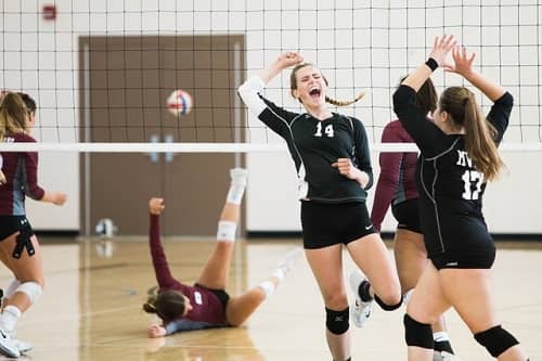 Junge Frauen spielen mit großer Freude Volley Ball