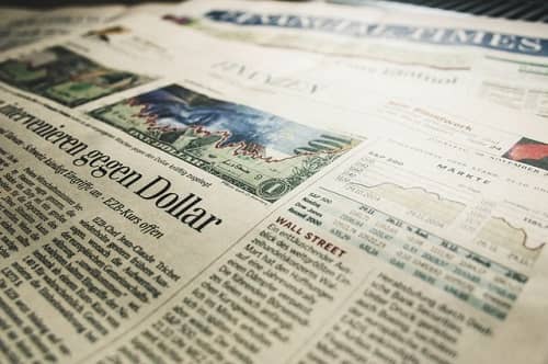 Eine Financial Times liegt am Tisch und zeigt Börsennachrichten