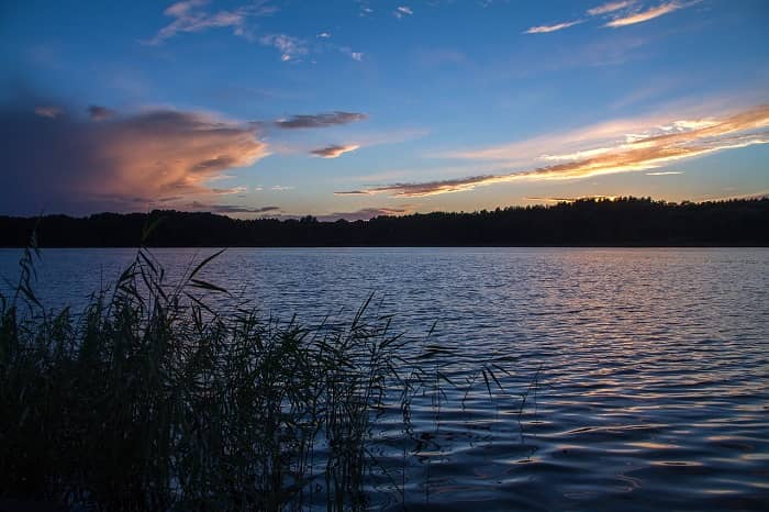 Romantischer Blick über den Müritzsee bei Sonnenuntergang