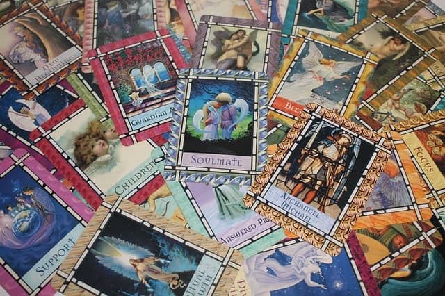 Viele Tarotkarten auf einem Tisch
