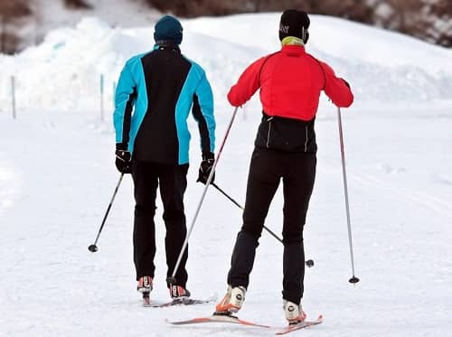 Ein Paar fährt Langlaufskier in einem schneebedecktem Gebiet