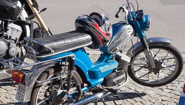 Ein blaues Zündapp Mofa steht auf einem Parkplatz