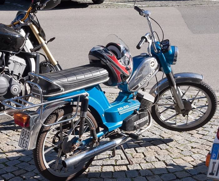 Ein blaues Zündapp Mofa steht auf einem Parkplatz