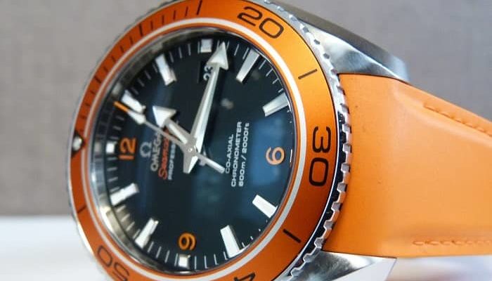 Eine Omega Seamaster Armbanduhr mit orangem Armband