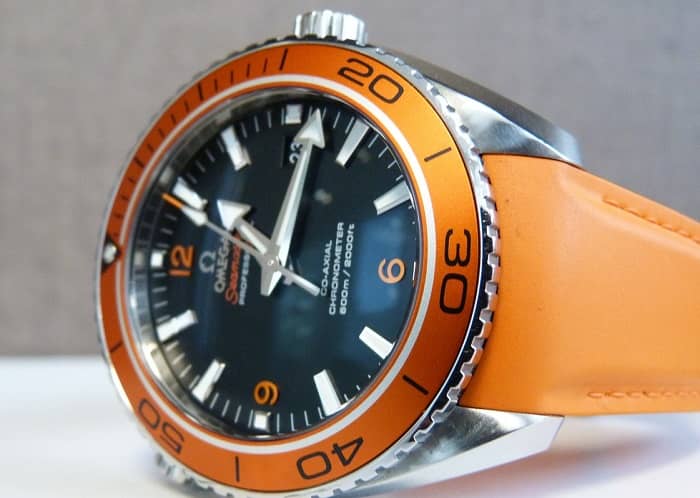 Eine Omega Seamaster Armbanduhr mit orangem Armband