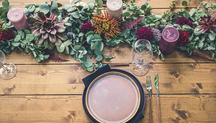 Ein alter Holztisch mit haltbar gemachten Blumen dekoriert