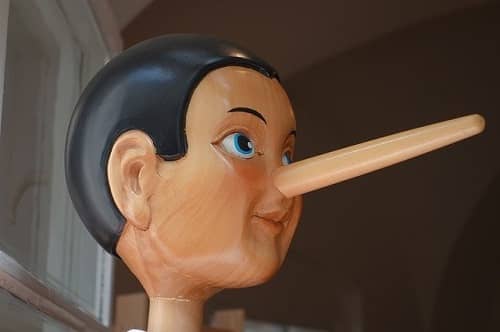 Holzkopf von Pinocchio mit einer ganz langen Nase
