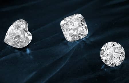 Drei unterschiedlich geschliffene Diamanten: Herzform, quadrat, rund