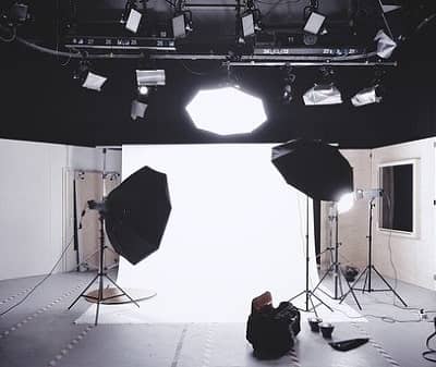 Professioneller Beleuchtungsaufbau in einem Studio