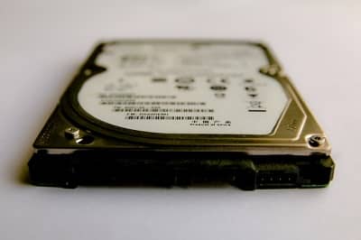 eine liegende Festplatte von einem Computer