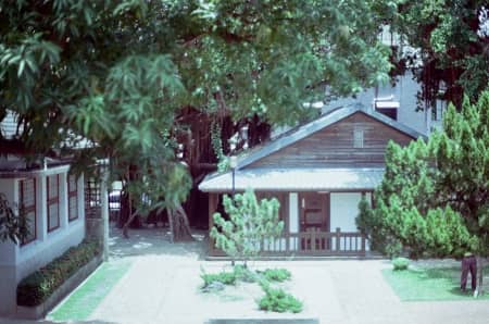 Ein Haus mit Garten wird von einer Kamera bewacht