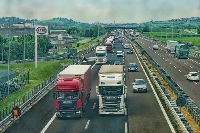 Auf einer belebten Autobahn fahre zwei LKWs nebeneinander