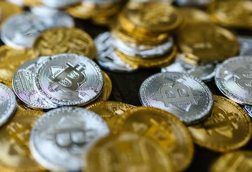 Lauter Bitcoin Münzen liegen auf einem Tisch