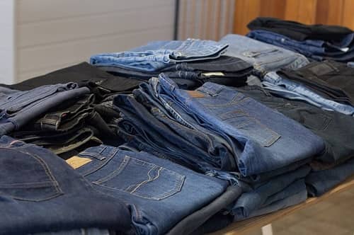 Eine Menge von Jeans liegen auf einem Verkaufstisch