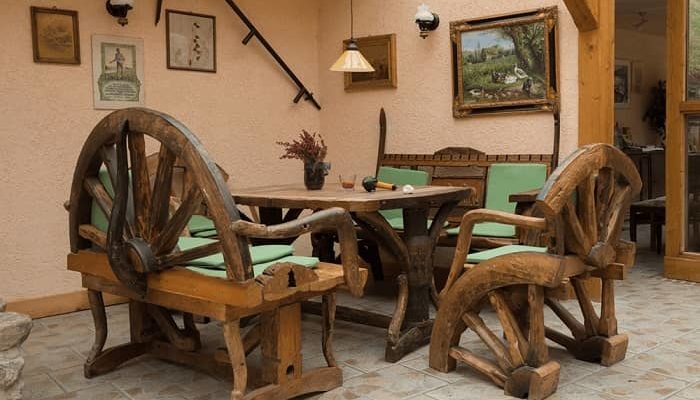 Eine sehr rustikale Holz Sitzgruppe mit Tisch