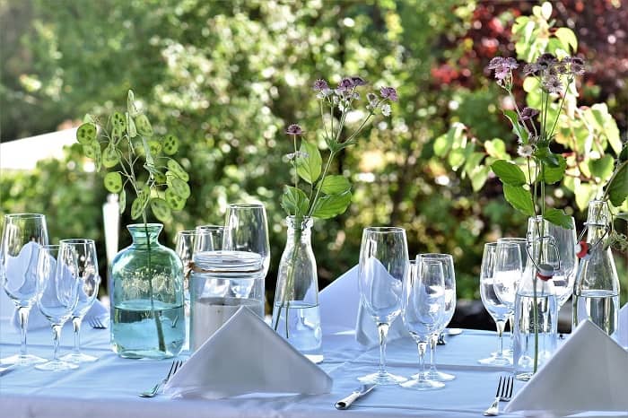 Ein schön dekorierter Tisch im Freien