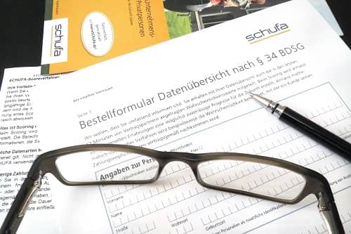 Formulare zum Ausfüllen liegen auf dem Tisch