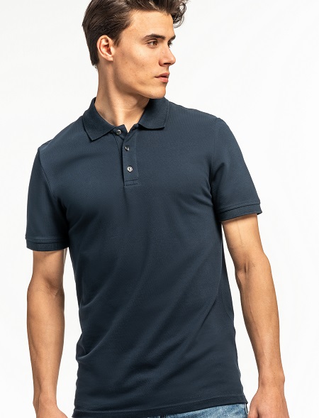 Ein großer Mann bekleidet mit einem Schwarzen Poloshirt