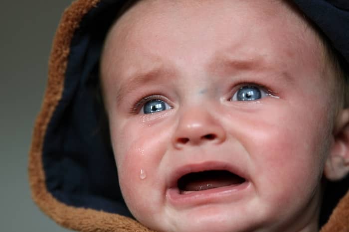 Weinendes Baby Gesicht in Großaufnahme