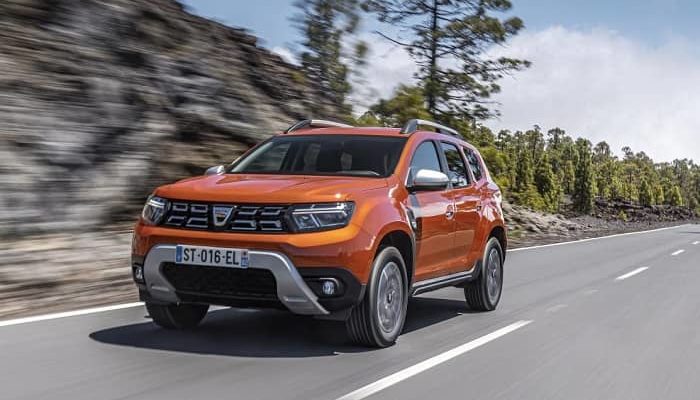 Ein Dacia Duster fährt auf einer Landstrasse