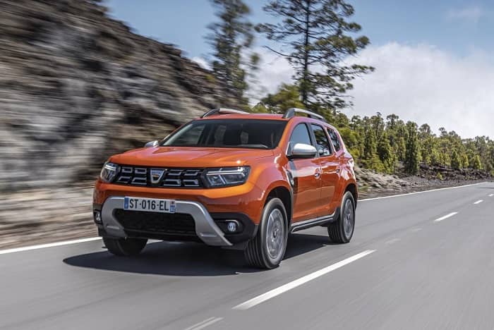 Ein Dacia Duster fährt auf einer Landstrasse