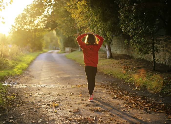 Eine Frau beim Joggen auf einem Waldweg