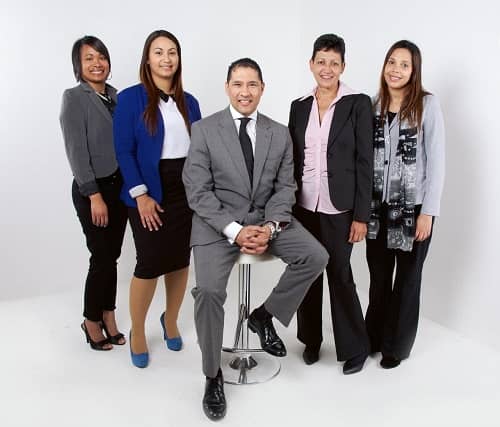 Ein Chef mit seinem 4 köpfigen Frauenteam wird als Portrait gezeigt
