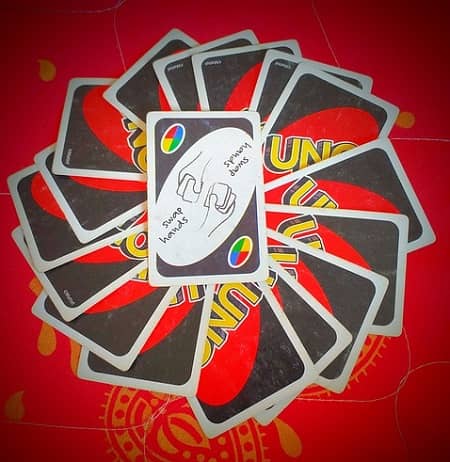 Uno Kartenliegen im Kreis auf einem roten Hintergrund
