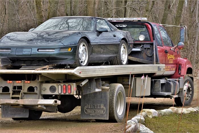 Ein Sportwagen Corvette wird gerade von einem Abschleppwagen abtransportiert