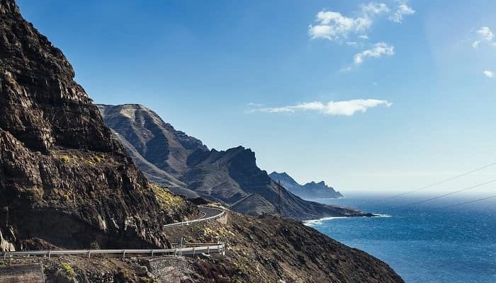 Strasse entlang der schroffen und felsigen Küste Gran Canarias