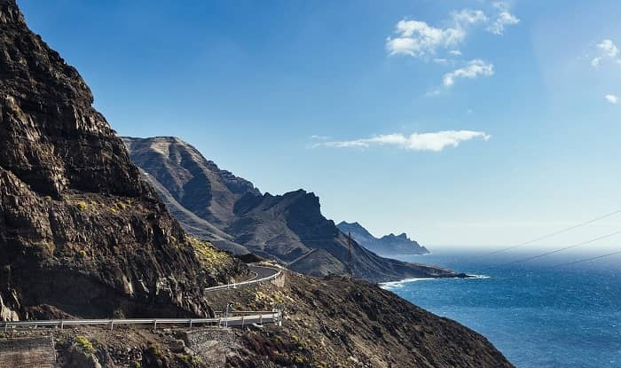 Strasse entlang der schroffen und felsigen Küste Gran Canarias