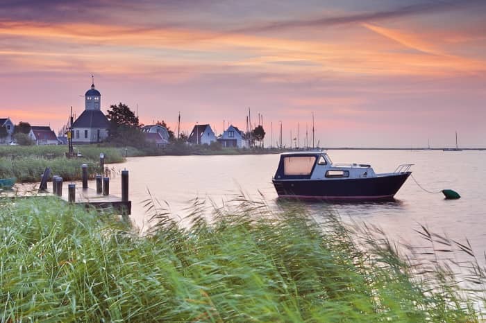 Ein schöner Blick über das Meer zu einem Boot