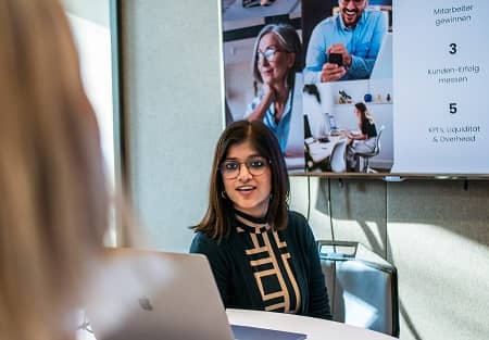 Zwei Frauen unterhalten sich in einem Büro