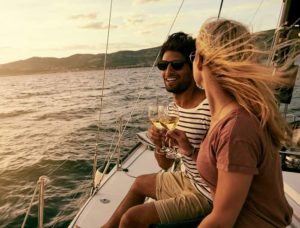 Romantisches Wochenende auf dem See oder Meer