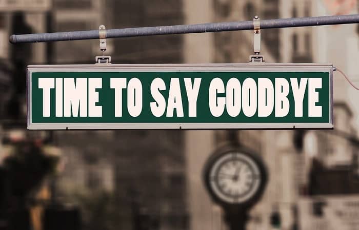 Ein Strassenschild auf dem "Time to say good bye" steht