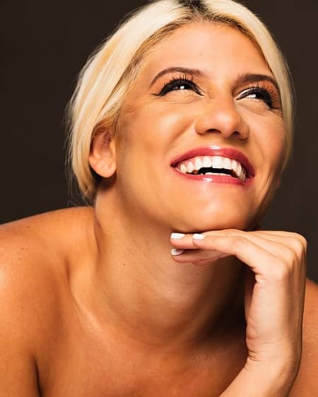 Eine lachende Frau mit sehr schönen Zähnen