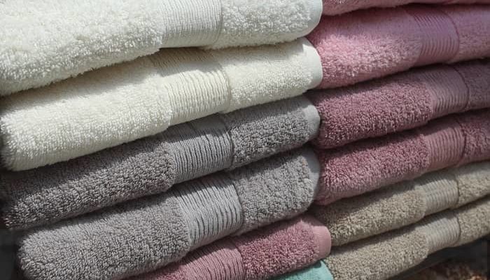 Sauber gestappelte Handtücher in verschiedenen Farben