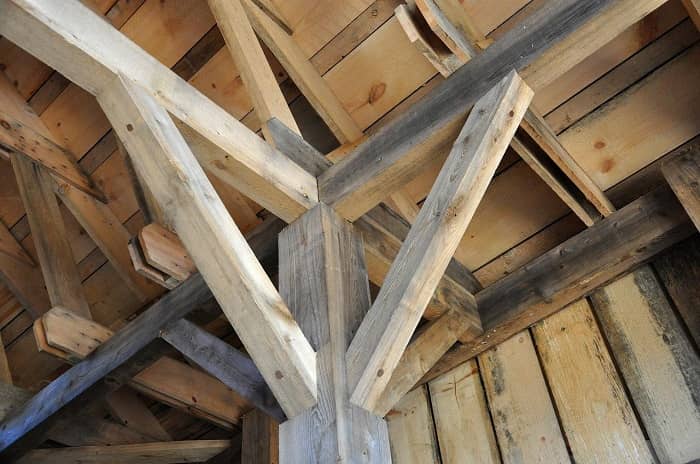 Eine atemberaubende Holzkonstruktion die ein Dach hält
