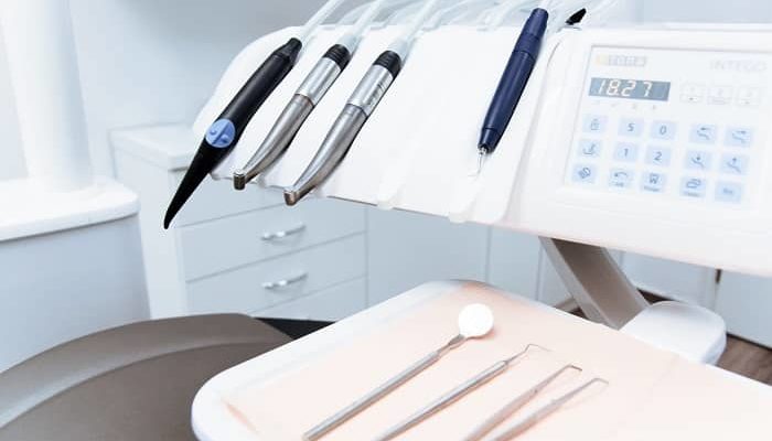 Ein Tisch mit verschiedensten Instrumenten in einer Zahnarztpraxis sind zu sehen