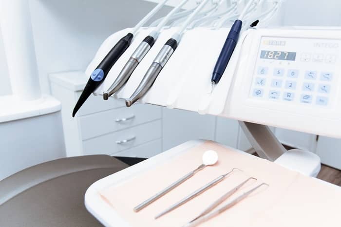 Ein Tisch mit verschiedensten Instrumenten in einer Zahnarztpraxis sind zu sehen