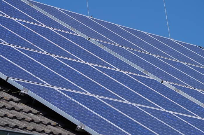 Eine Photovoltaikanlage auf einem Häuserdach