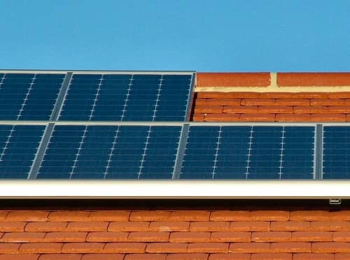 Eine große Solaranlage auf einem Hausdach