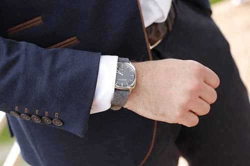 Ein Mann mit Anzug, trägt eine schöne schwarze Armbanduhr