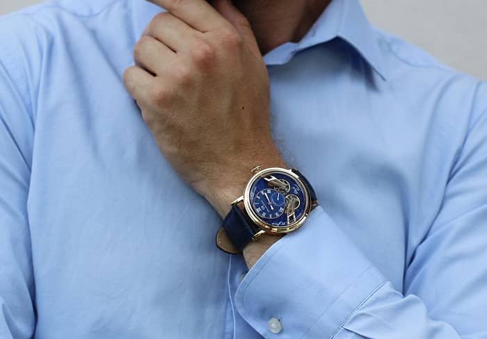 Mann mit einer sehr schönen Armbanduhr