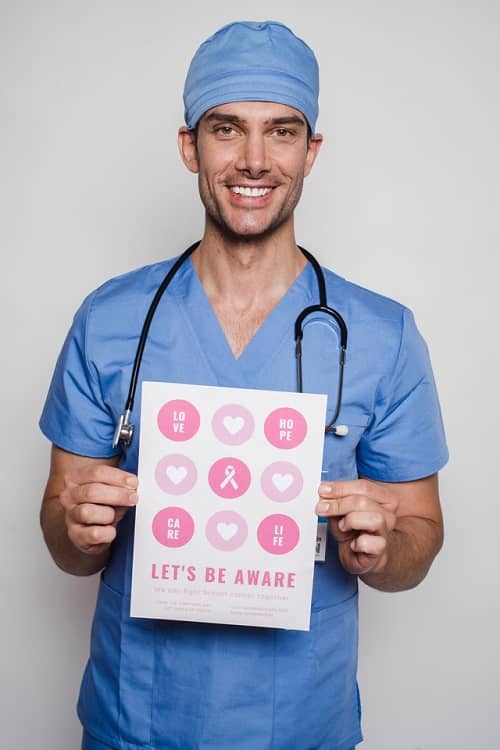 Ein Arzt in blauer Montour hält ein Schild hoch, das auf Früherkennung hindeutet