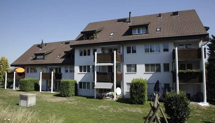 Ein schönes Mehrfamilienhaus mit großem Garten und Kinderspielplatz