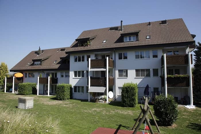 Ein schönes Mehrfamilienhaus mit großem Garten und Kinderspielplatz