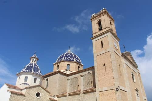 Eine große Kirche vor blauem Himmel