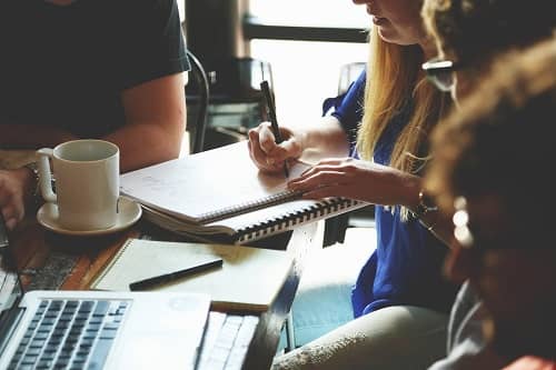 Ein junges Team sitzt im Büro und führt eine Planung durch