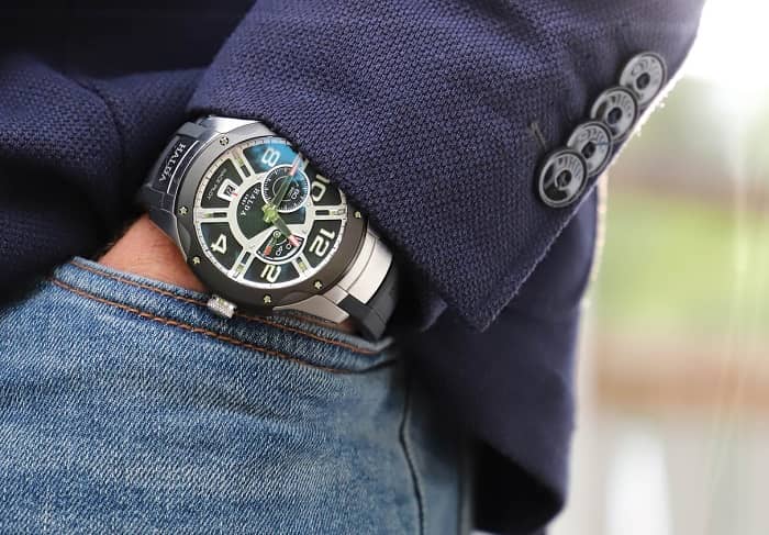 Mann mit einer Hand in der Jeans, an der eine schöne Armbanduhr sitzt